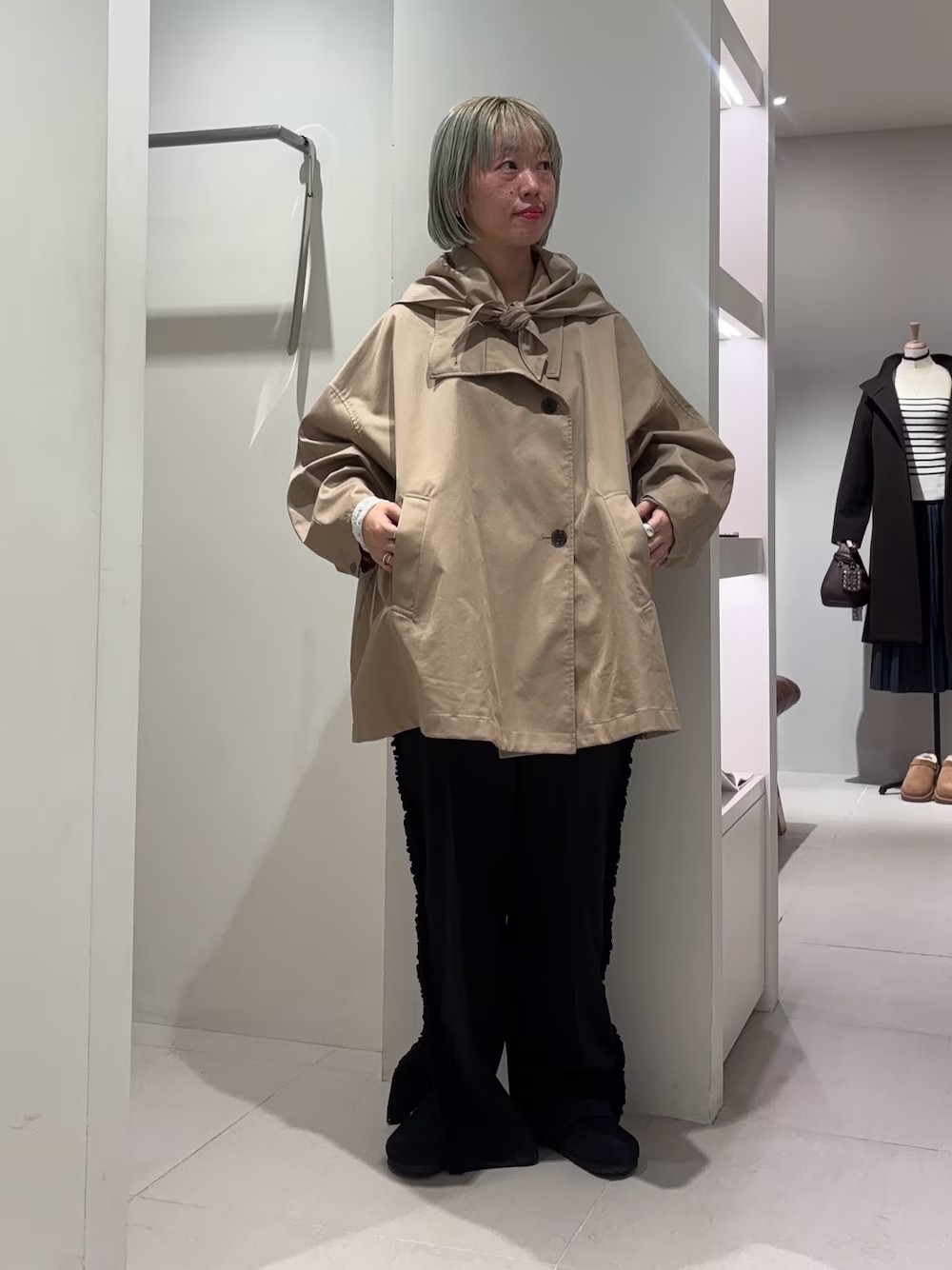 《アウター》
ハリのある素材ですが、硬くなく着やすいです。
裏地はなくオーバーサイズのデザインは中に着るもので温度調節しやすいので長いシーズンで着ていただけます。