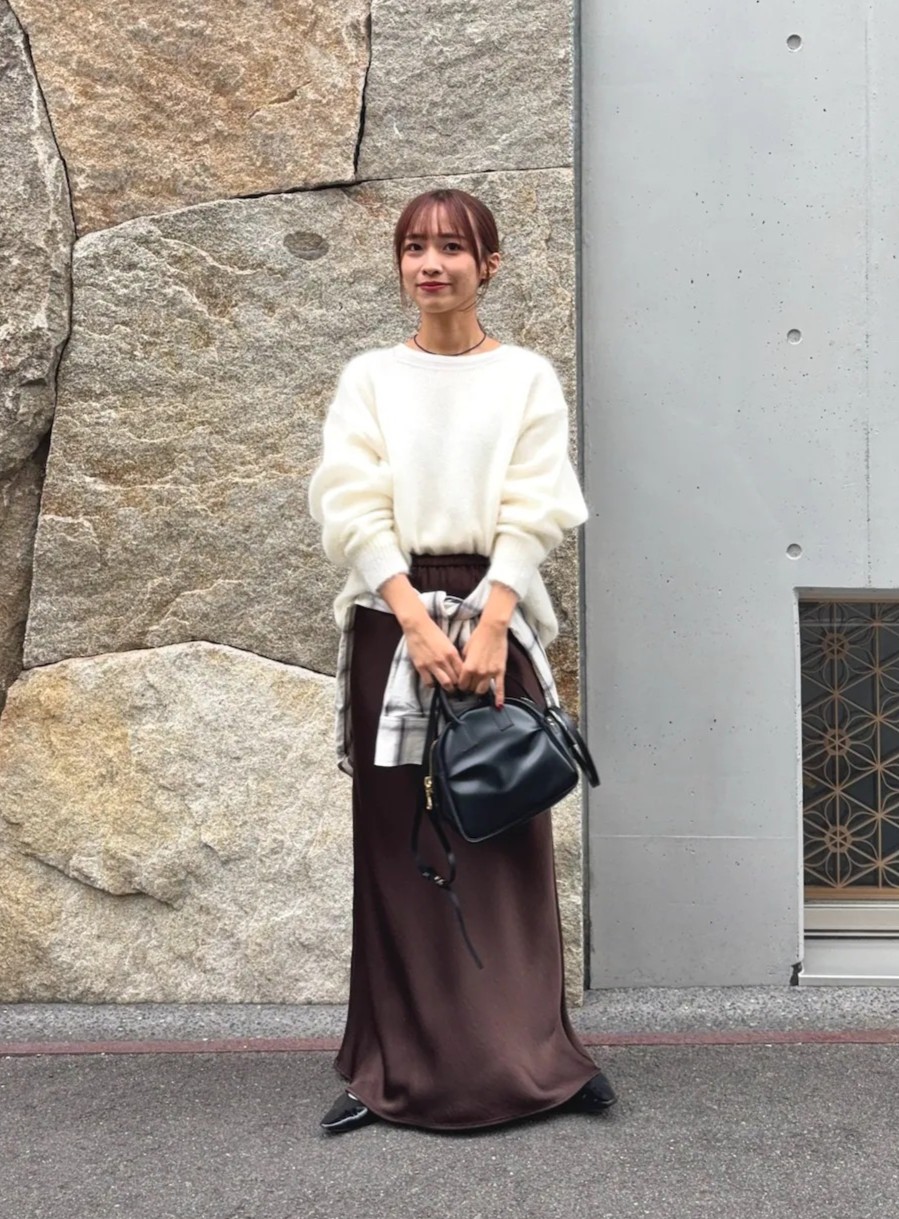 ヘアリーなデザインが今っぽく華やかで人気のニット。
首元が大きく開いていてこなれ感が出ます！

サテンのスカートもキラッと華やかさを出してくれるのでオケージョンシーンなどにもおすすめです！