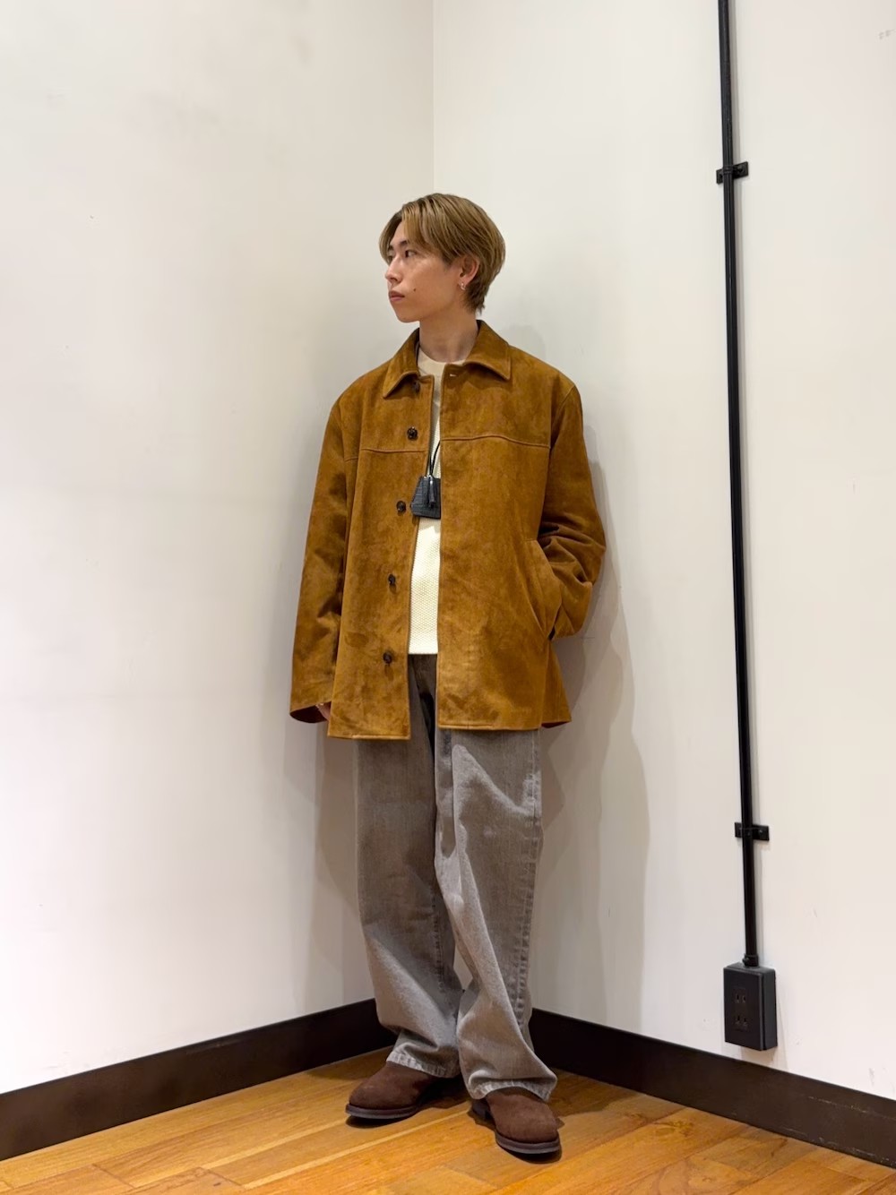 スエードのハーフコートを使った大人ラフコーデです。
春に向けて軽く羽織るもよし、比翼仕立てのボタンを閉めてボタンレスて滑らかなコーディネートにするもよしです。強度と耐久性を兼ね備えた上質な山羊革のスエードを使っているので何年経っても愛用できるアイテムです！