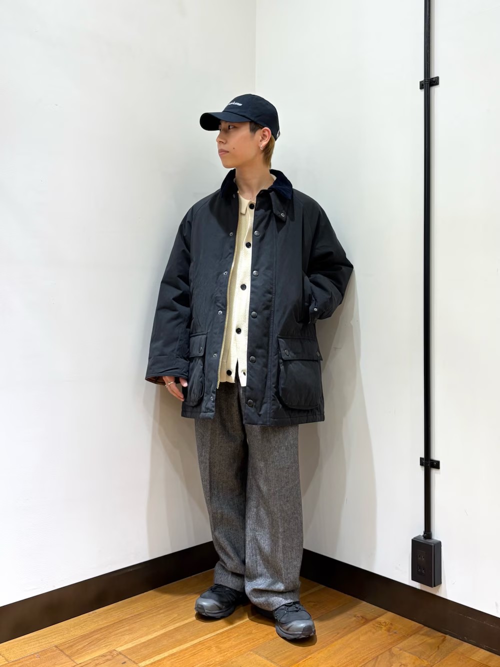 新作のカーディガンを使った上品スタイルです。
インナーでも羽織でも使えるのが汎用性抜群です◎
モールリュクスニットの荒い網目がヘリンボーンパンツの荒い生地感とあっていて統一感が出ます。