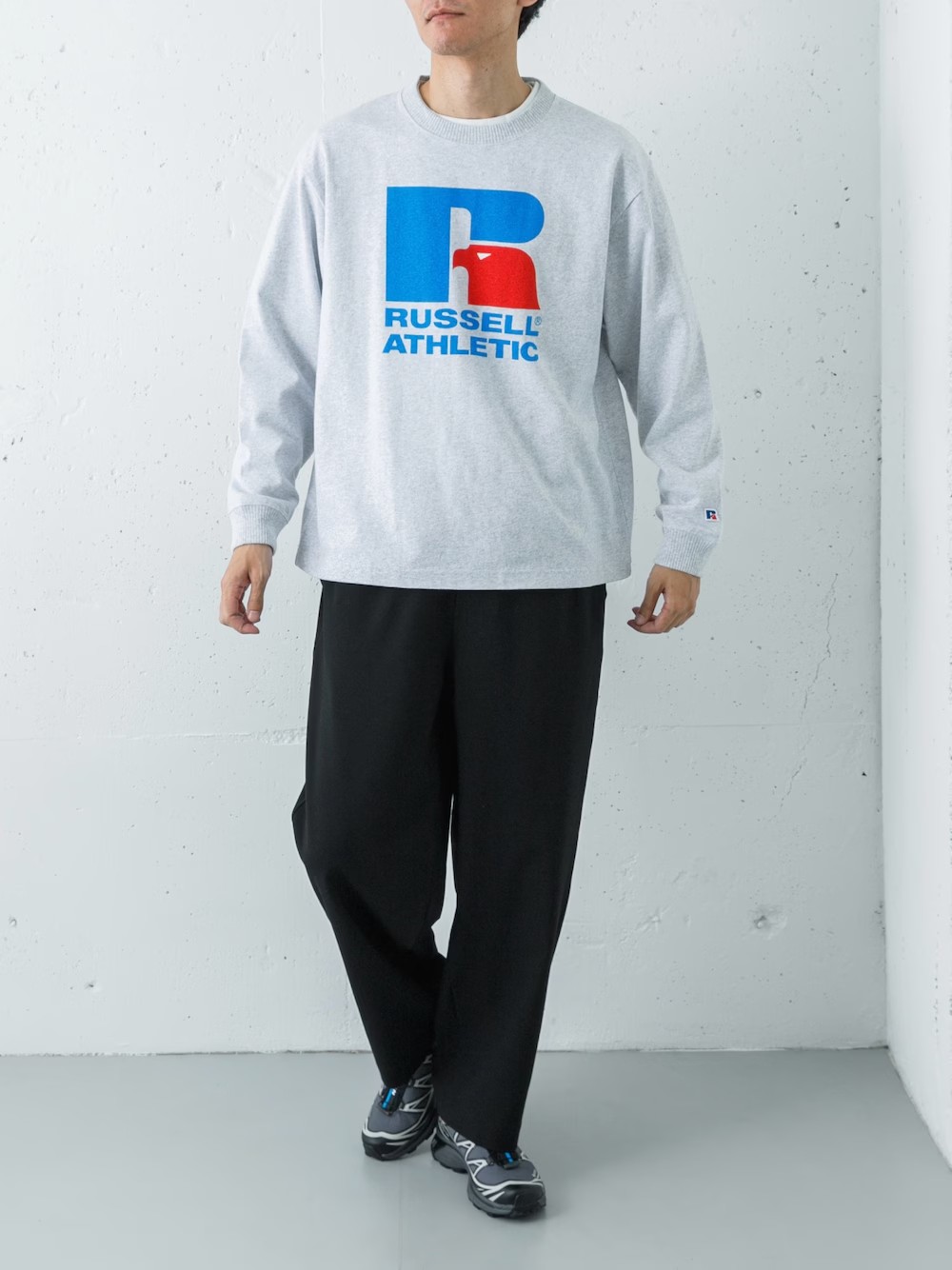 トップスは、ガシッとした肉厚な生地感が魅力のプリントヘビージャージーロンT。アッシュグレーの絶妙な掠れ感とプリントのアクセントが、一枚でも十分に主役級の存在感を放ちます。ヘビーウェイトならではの立体的なシルエットが、男らしいタフな印象を演出しています。