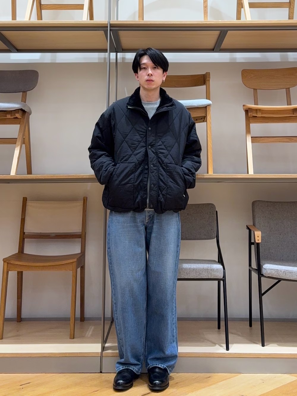 トレンド感のある「キルティングジャケット」を主役にした、リラックス感漂う大人のカジュアルスタイル