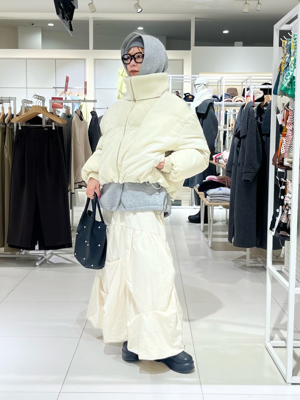 ご覧いただきありがとうございます♩

パフジャケット軽いのに暖かくてそのまま外に出たいくらいでした〇

新作のタックがボリューム感出してくれて可愛いスカートもおすすめです！