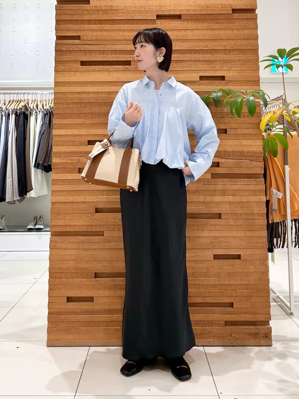 新作のバルーンシャツは裾のシルエットがとても可愛く立体感があるので、スッキリしたボトムでを合わせていただくのがおすすめです〇
インナーにタートルニットを入れて今から着用していただくこともできます。

サテンスカートはずっとおすすめの
スタイルアップできるスカートです♩