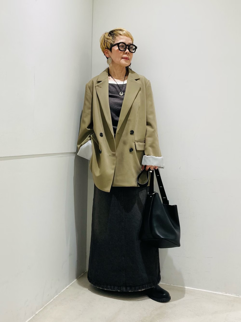 ゆったりシルエットのジャケットですが、生地の落ち感がきれいで、着た時のシルエットがスッキリとしてます。
袖を折り返した時に見えるストライプ柄の裏地もポイントになって〇
デニムスカートは、ハイウエスト・フレアシルエットでスタイルアップしてくれますよ。