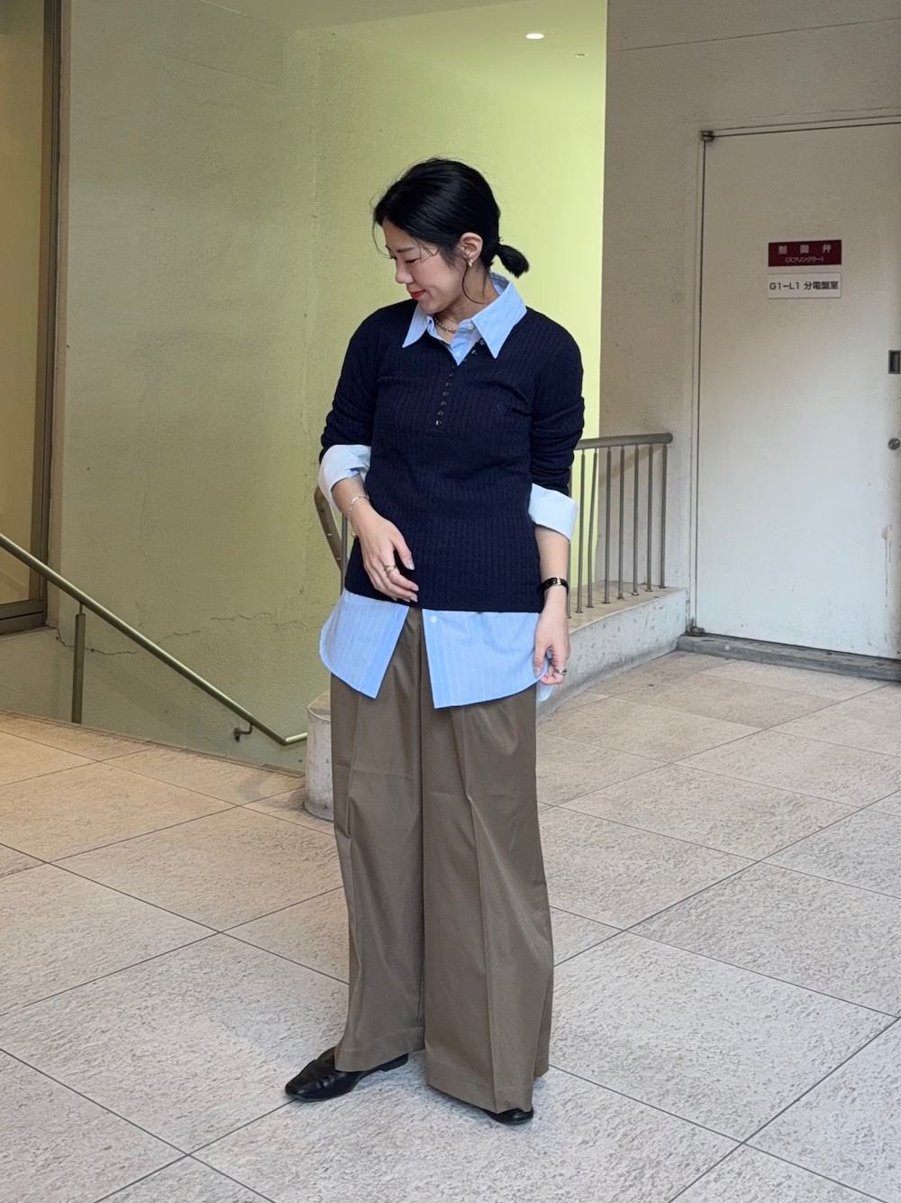 春シャツはセーターのインナーにして今から使えちゃう！
しかも1枚で着るよりおしゃれ見え！
.
お仕事使いアイテムを組み合わせて、休日コーデにできちゃいます〇