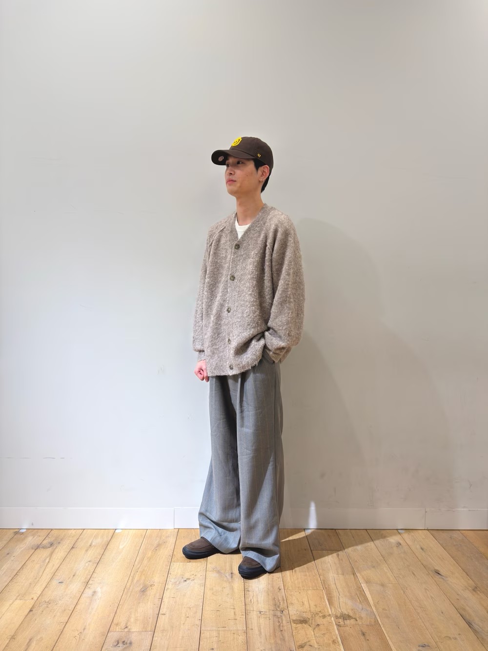 ラグランスリーブのデザインで肩周りがスッキリと見え、重ね着がしやすい快適な着心地です。
袖や肩に入ったアウトリンキングが、さりげないデザインポイントとなり、旬のアクセントになります。