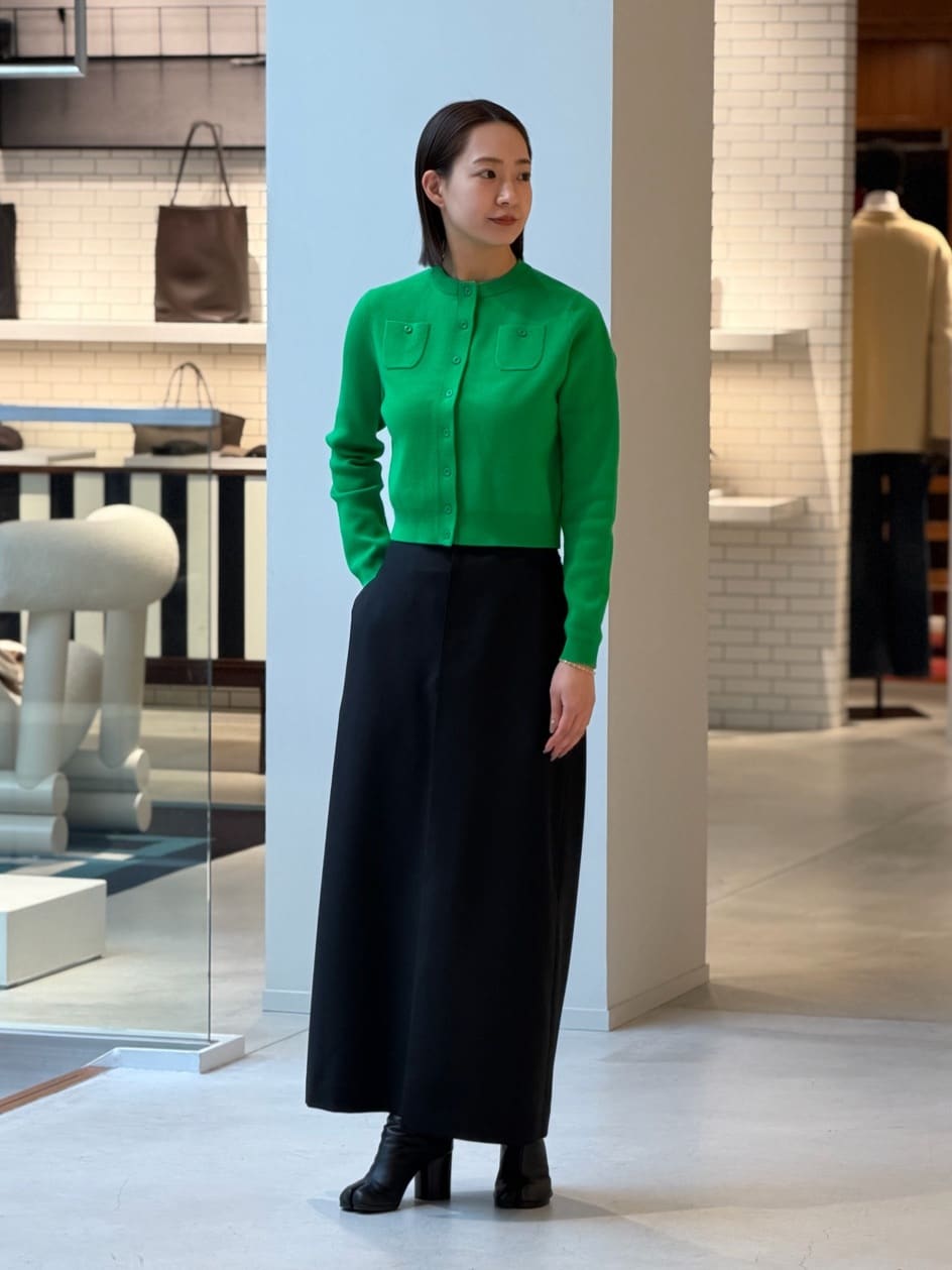 身長163㎝　
〈CABaN〉
コットンカシミヤクルーネックカーディガン

ブランド定番のポケットカーディガンより新色が入荷しました。
鮮やかなグリーンカラーなので、シンプルなボトムスと合わせても暗すぎないスタイリングを楽しんでいただけます。