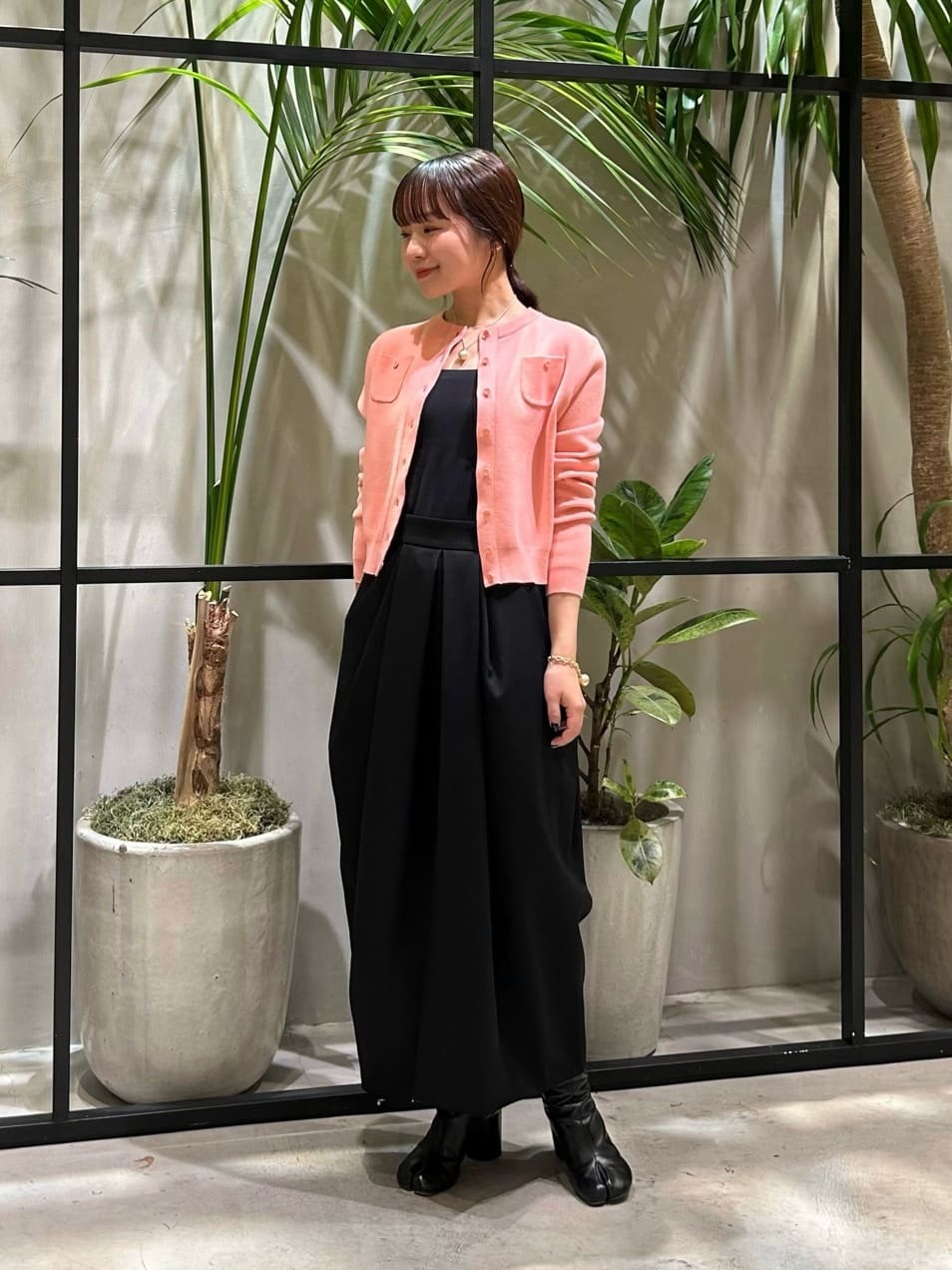 身長151㎝　〈CABaN〉コットンカシミヤ クルーネックカーディガン

ブランド定番人気コットンカシミヤシリーズのカーディガン。 2026年SS新色ライトピンクのXSサイズを着用しています。
ブラックのアイテムで合わせで、甘くなり過ぎない着こなしに。