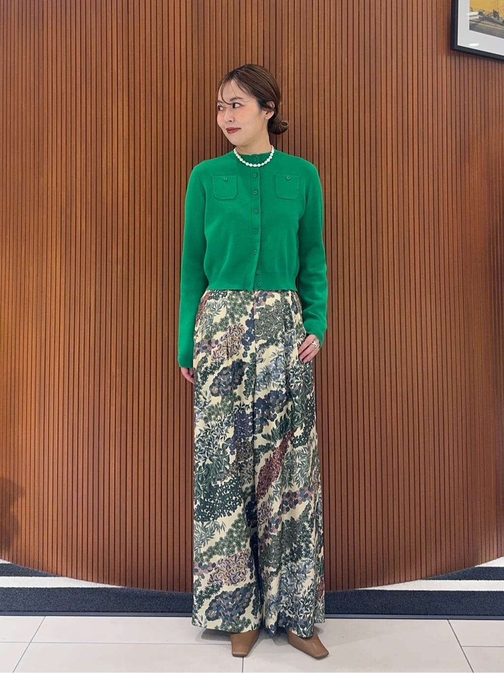 身長164㎝　〈CABaN〉コットンカシミヤ クルーネックカーディガン
ブランド定番人気コットンカシミヤシリーズのカーディガン。
コンパクトなシルエットをベースに、フロントに並べたボタンとポケットがアクセントになってくれます。

新色55グリーンは気分の上がる万能カラーです。綺麗目なスタイリングから、カジュアルまで活躍してくれる一着。
