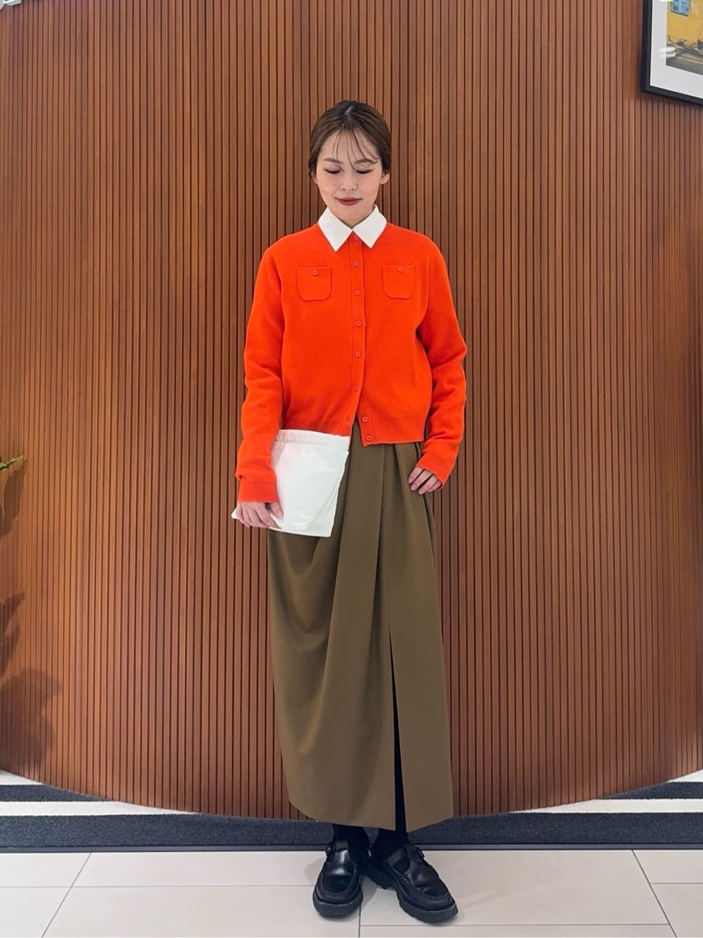 身長164㎝　〈CABaN〉コットンカシミヤ クルーネックカーディガン
ブランド定番人気コットンカシミヤシリーズのカーディガン。
コンパクトなシルエットをベースに、フロントに並べたボタンとポケットがアクセントになってくれます。

新色29ダークオレンジは絶妙なトーンのオレンジ。キャメルとの組み合わせがおすすめ。
Sサイズは着丈が長めで、ゆったりしているのでシャツをレイヤードしたスタイリングもお楽しみいただけます。