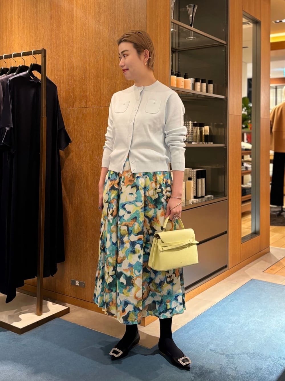 身長162㎝　〈CABaN〉コットンカシミヤ クルーネックカーディガン

このニットさえあれば、他はいらない。というくらい汎用性が高く、豊富なカラーバリエーションから色違いで揃えたくなる〈CABaN〉名品アイテム。
コットンカシミヤ混合で、薄すぎず厚すぎず、夏を除けば3シーズンで活躍でき、ホームケアできるのも嬉しいポイントです。

普段9号サイズを着用している方は、まずXSサイズからお試しいただいています。
多くのお客様がXSサイズで収まりよく着用いただいておりますが、着丈と身幅に余裕を出したい方にはSサイズをおすすめしています。