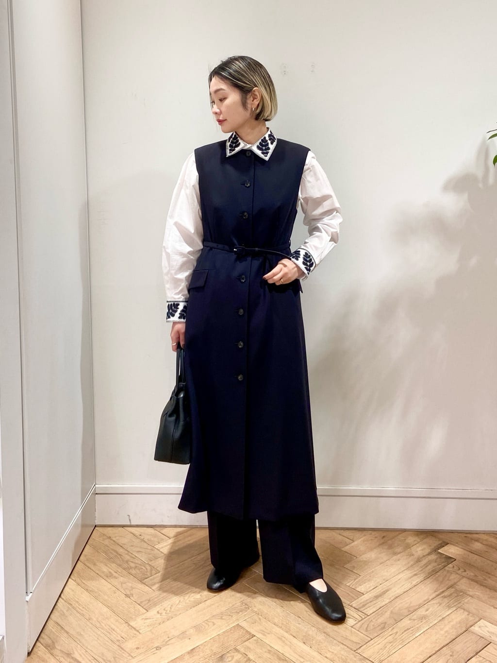 身長165㎝　〈TOMORROWLAND collection〉ブロークンオックス ジレワンピースは1枚で主役になり、セットアップで着用するとオケージョンやビジネスでも活躍するオススメ商品です。
エンブロイダリーシャツをレイヤードして、
モノトーンで着用しました。