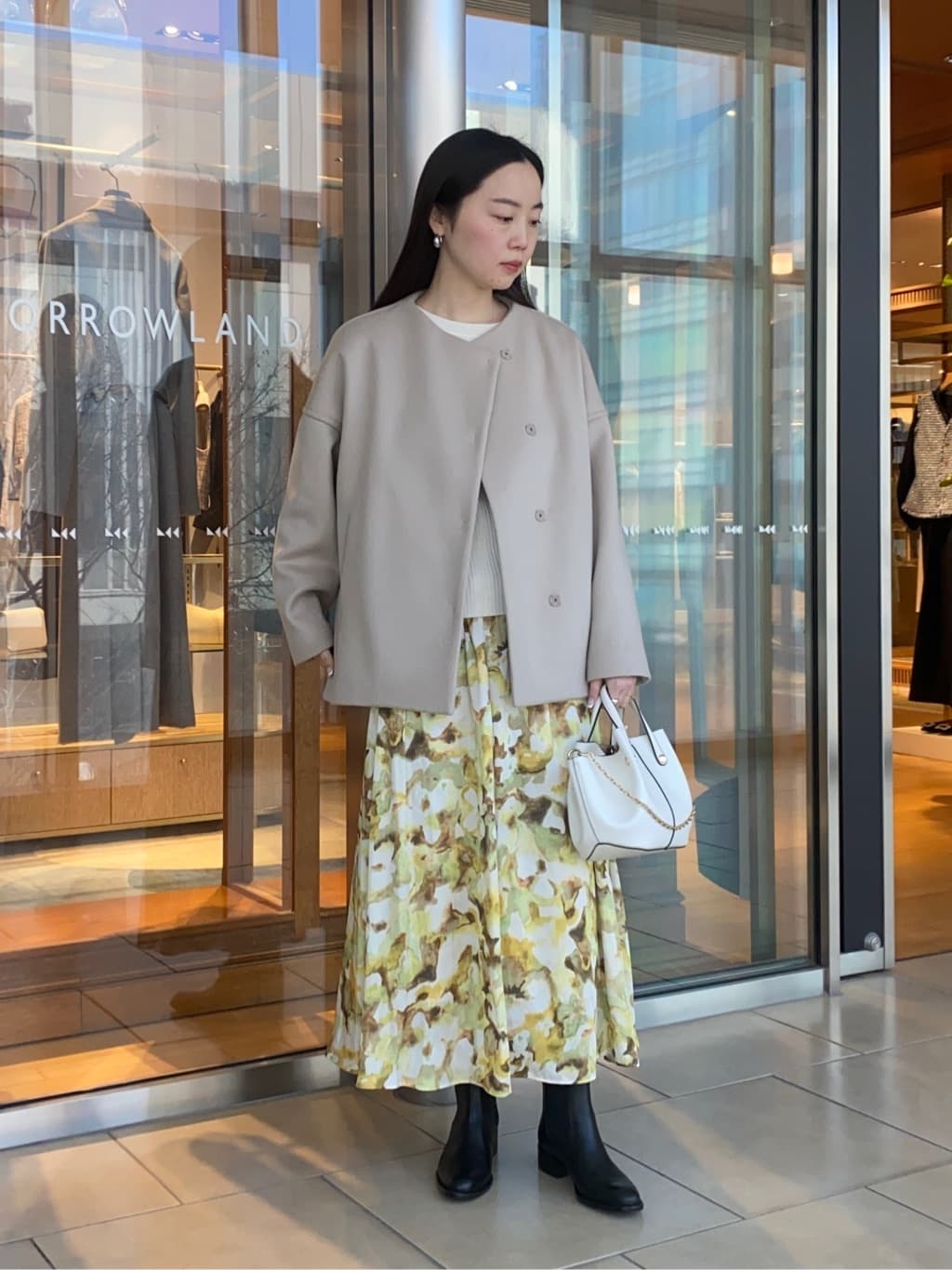 身長158㎝　〈Ballsey〉
ウールカシミヤビーバー ショートコクーンコート。
ウールにカシミヤをブレンドした、上品な光沢としなやかな毛並みが魅力のショートコートです。
コンパクトな着丈で軽やかなバランスに仕上げながら、アームや身頃には程よくゆとりを持たせているため、厚手のニットの上からもストレスなく羽織れました。
シーズンの始まりから冬本番まで、幅広く活躍する一着です。

〈Ballsey〉
ミスティーフラワープリント ボリュームギャザースカート。
柔らかなフラワーモチーフのプリントが魅力的なスカートです。
動きのある軽やかな生地感とウエストのギャザーのデザインが女性らしくエレガントな印象です。
シンプルなトップスとの合わせも鮮やかなフラワー柄が華やかさをプラスしてくれます。