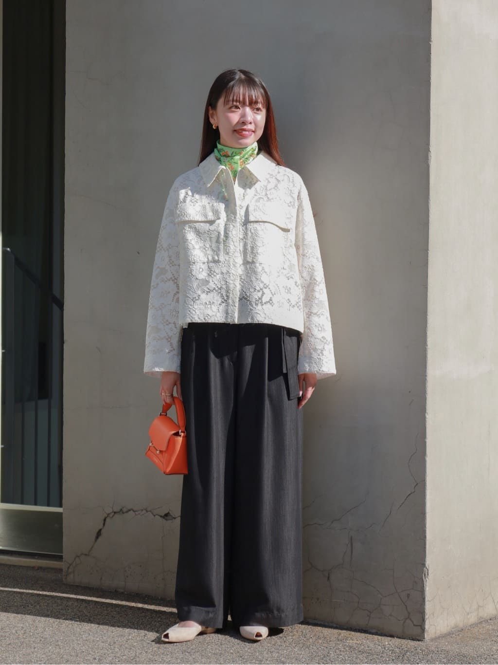 身長165㎝　〈Ballsey〉ステンカラーブルゾンは、花柄のレースが上品な印象ながらもデイリー使いしやすいカジュアルなデザインが魅力。
ハリのあるしっかりとした生地ですが、着心地は軽く一枚でも羽織としてもさまになるアイテムです。
デニムライクなパンツは、シルエットが綺麗でトップスを選ばず着回していただけます。

小物で差し色をプラスし、春らしいスタイリングにしました。