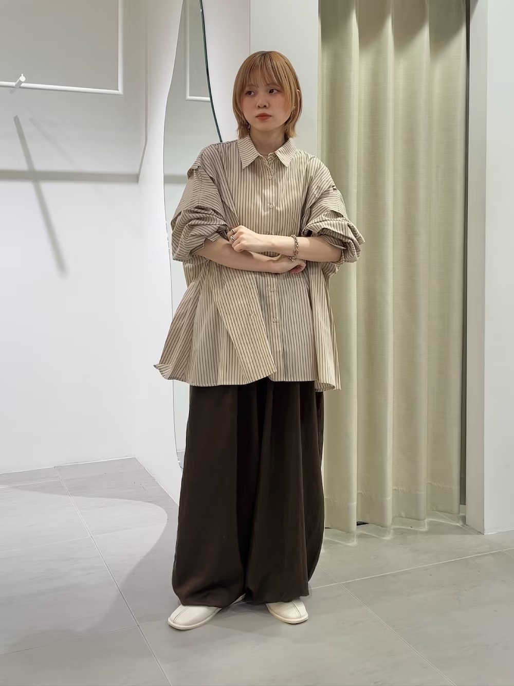 タックのデザインが可愛いストライプシャツ！
ハリ感のある素材なのでゆるっとしたサテンパンツと合わせるのもこなれ感がでておすすめです◎