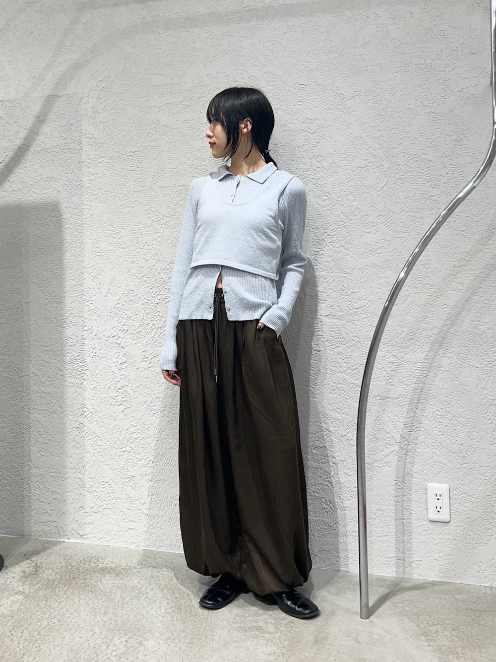 ミニブークレレイヤードニットシャツと、サテンバルーンパンツを合わせて着てみました。

ブークレ素材が可愛いニットは、綺麗めにもカジュアルにも着回せるアイテムです！