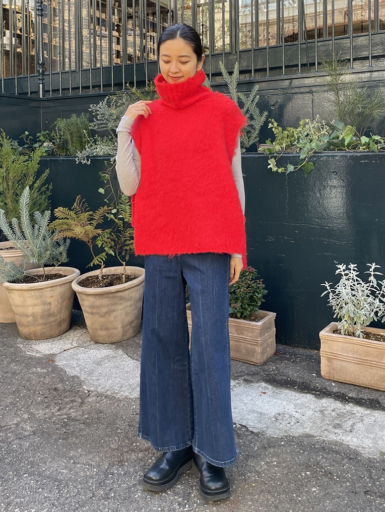 驚くほど軽く、ふわふわした見た目がかわいらしいベストとどんなアイテムにも合わせやすいバギーパンツ。