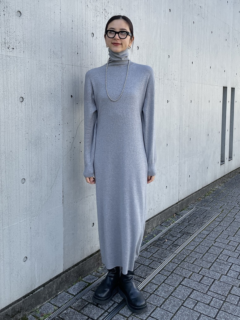 スッキリとしたストレートラインで、シルエットの美しさが際立ちます。
一枚でお出かけスタイルが完成し、幅広いシーンで重宝するドレスです。