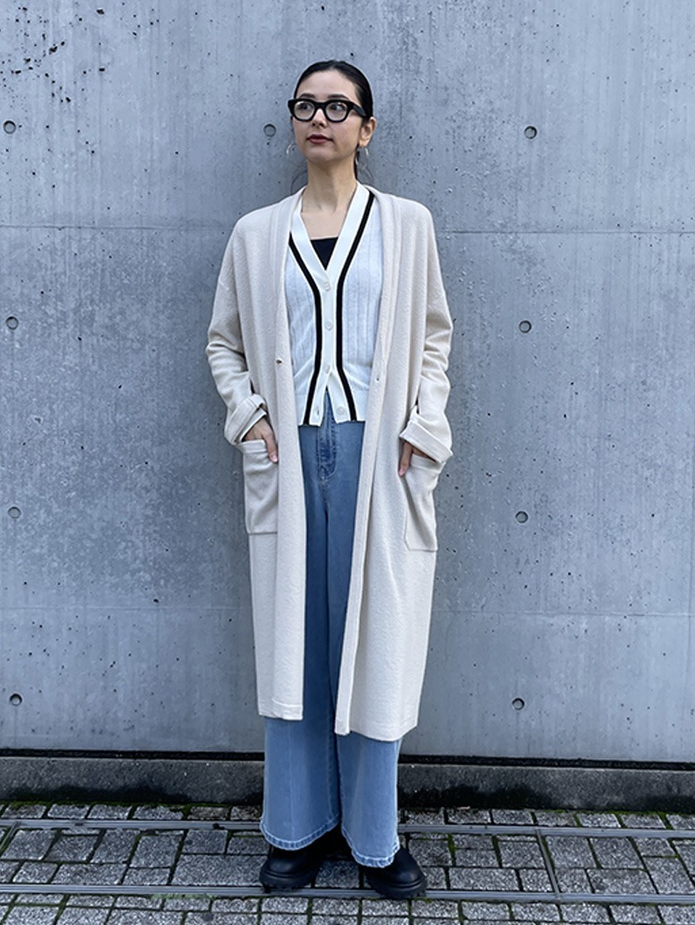 ■カーディガン1
薄手なのでコートのインにもかさばらず重宝するアイテム。

■カーディガン2
バイカラーのネックが印象的なカーディガンで、トップスとしても活躍するどんなボトムスにも合わせやすいアイテムです。