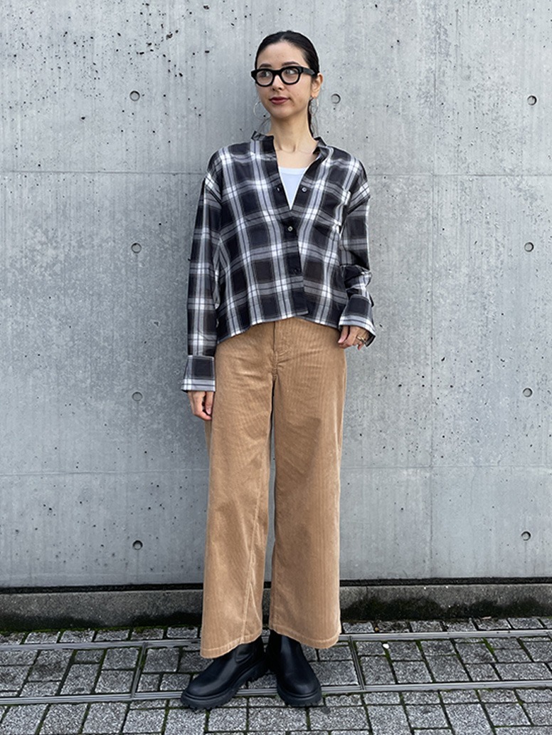 ■パンツ
コーデュロイ素材のパンツ。1枚でシーズンムードが演出できます。