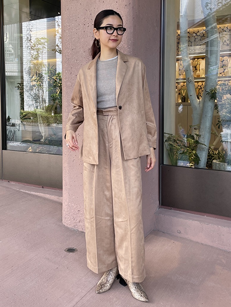 ■ジャケット
スウェード調のジャケットはシーズンムードが高まるアイテム。
ライトアウターとしても活躍します。


■パンツ
スウェード調のパンツはシーズンムードが高まるアイテム。
タックが入った綺麗なストレートパンツで色んな場面に活躍します。