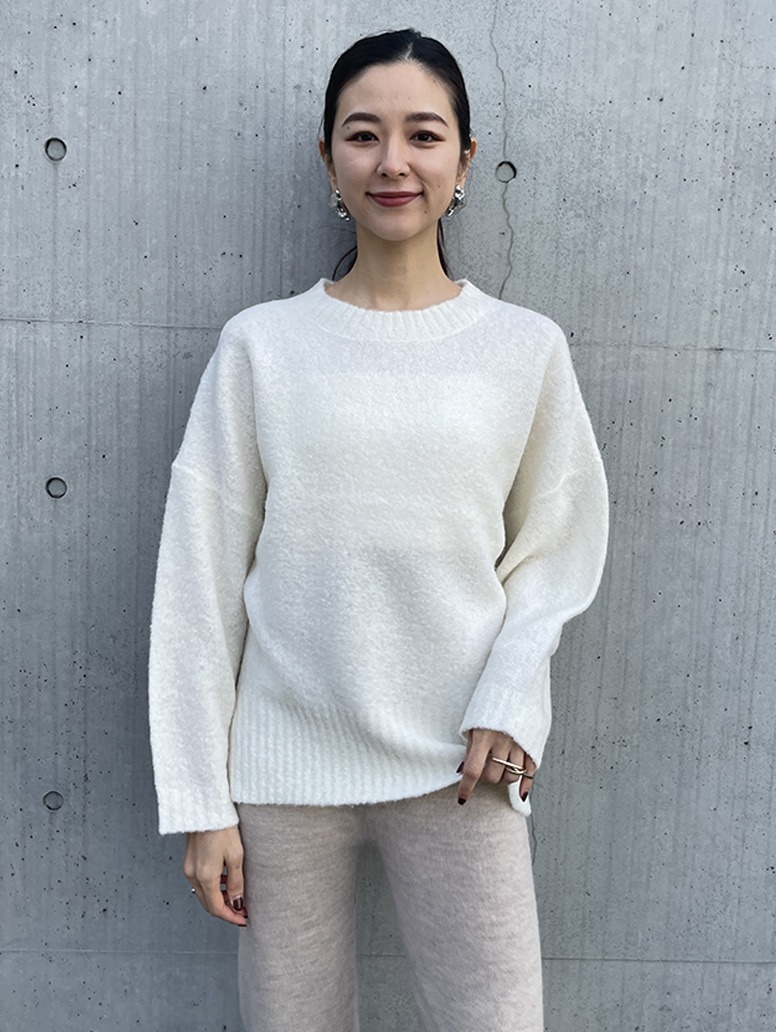 ■ニット
柔らかく優しい印象のニットトップス。
どんなボトムスにも合わせやすい万能な1枚です。

■パンツ
ふんわり柔らかなニットパンツは、リラックス感もってご着用いただけます。