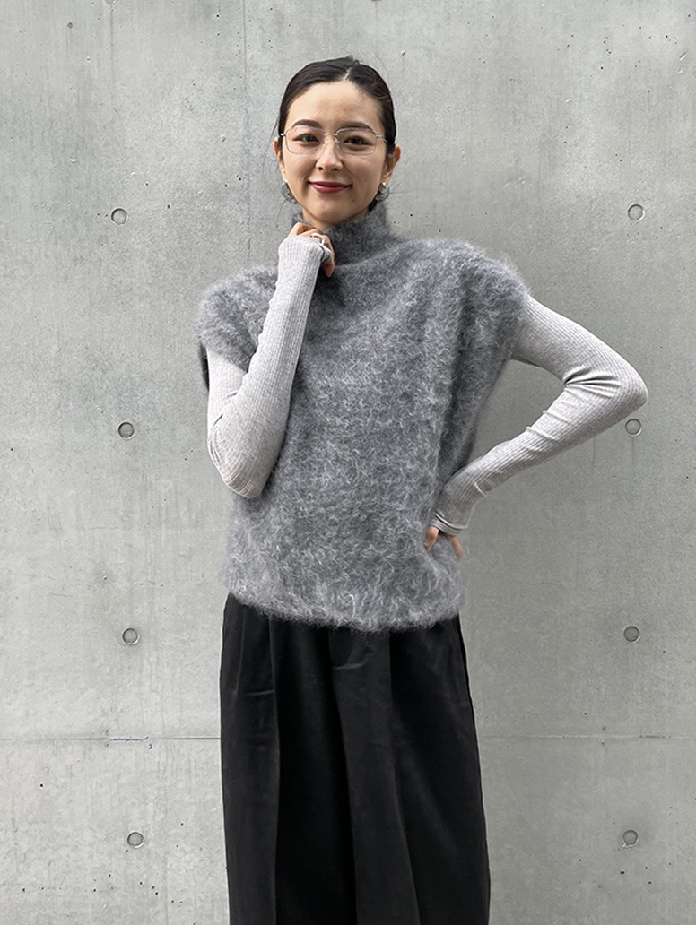 とても柔らかく滑らかなタッチ感のカシミヤ100%のベスト。
タートルやシャツに1枚合わせると一気に冬ムードがオン。