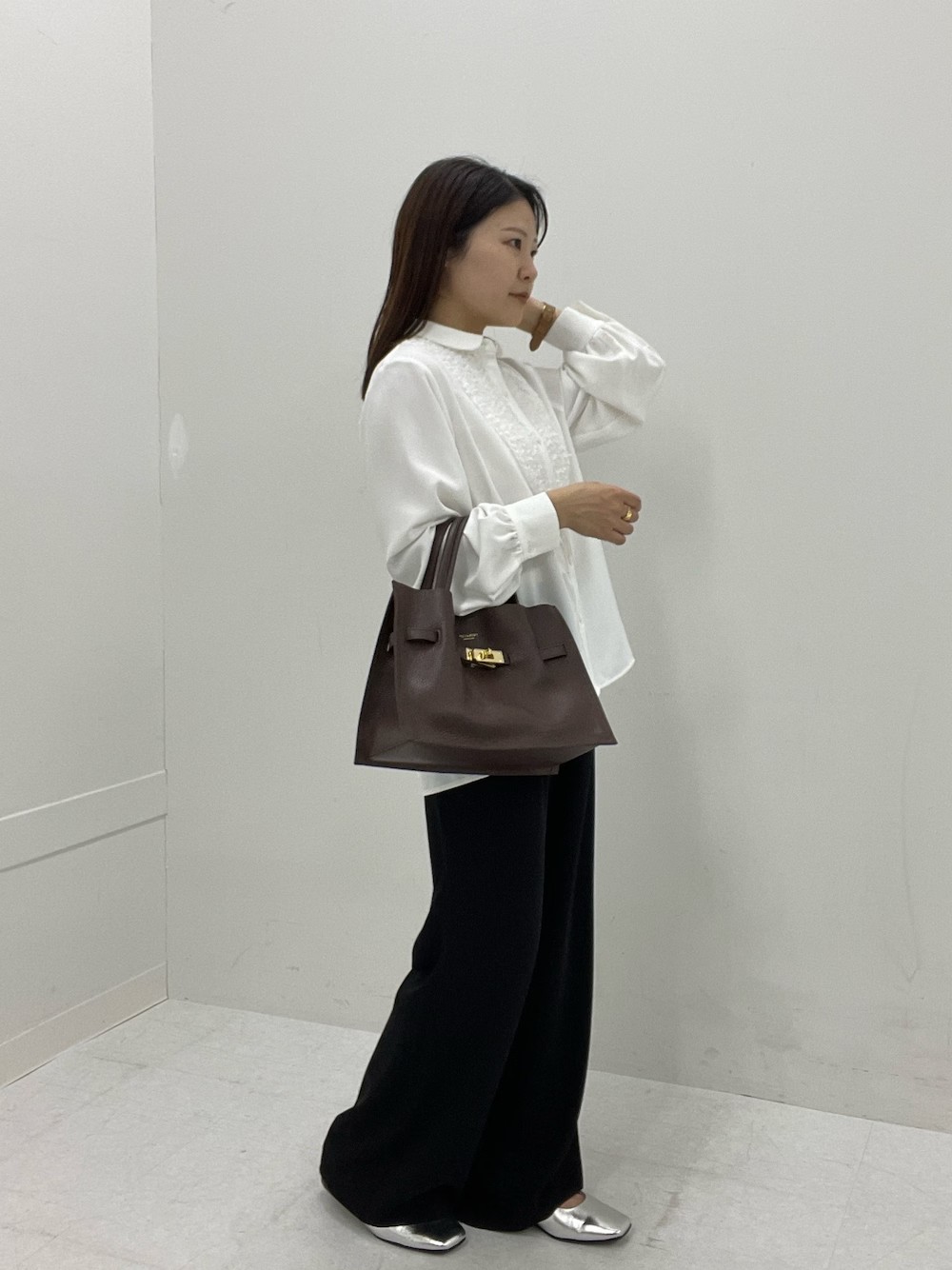 ブラウスが甘めなのでボトムスはシンプルなブラックがバランス良さそうです〜◯