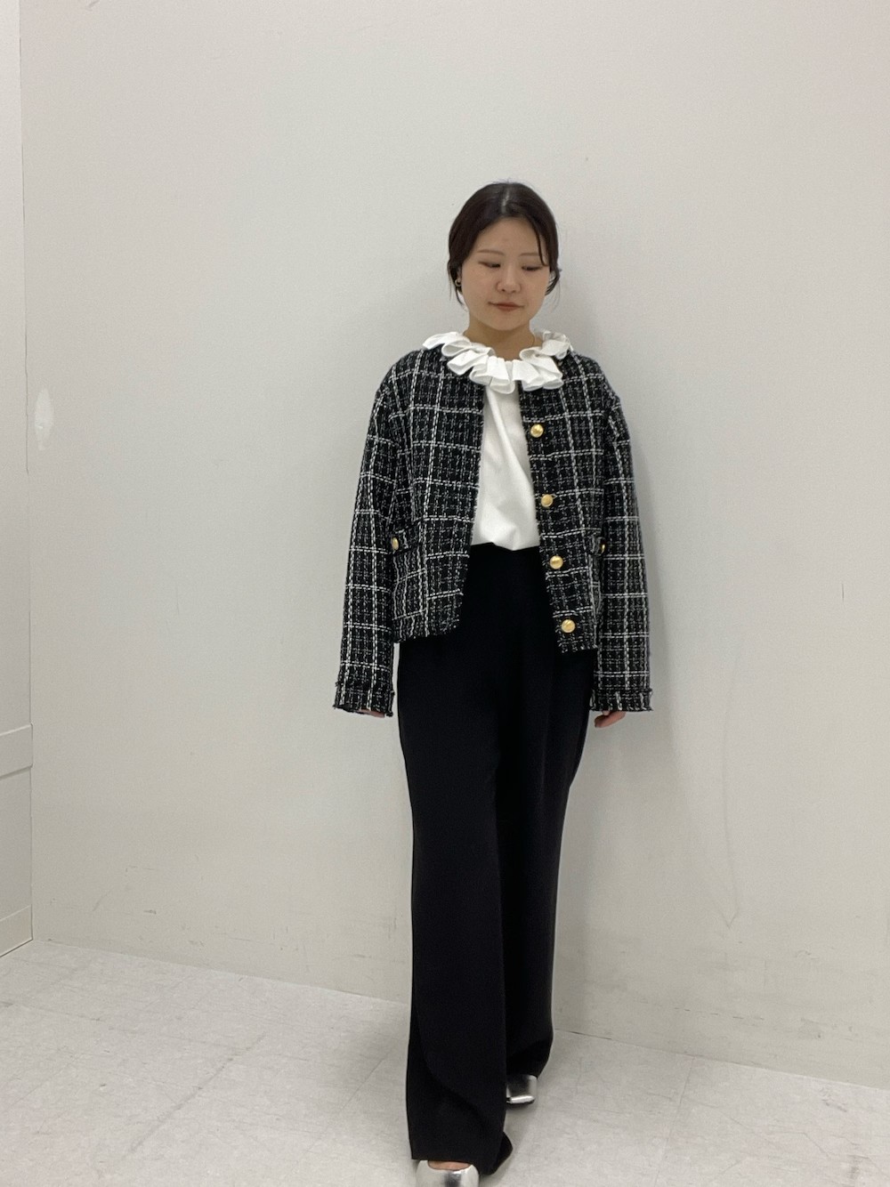 ツイードジャケットはとても軽くて羽織りやすいです！
ブラウスの襟を出すと雰囲気が変わります◎