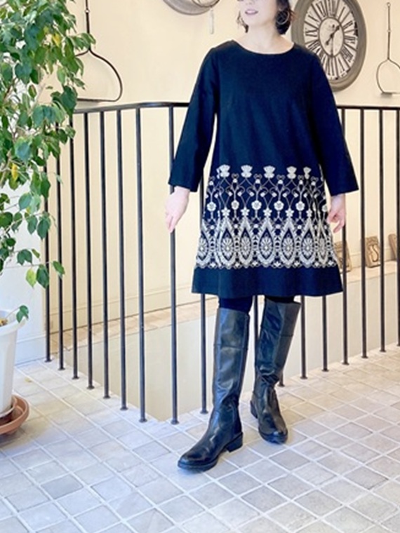 タバサと言えば、、の定番Aラインチュニックは、シンプルだからこそボトムを選ばない優秀な一枚。スリットがないのでロングブーツを合わせてミニワンピース風にコーディネートしました。
モデル身長：154cm