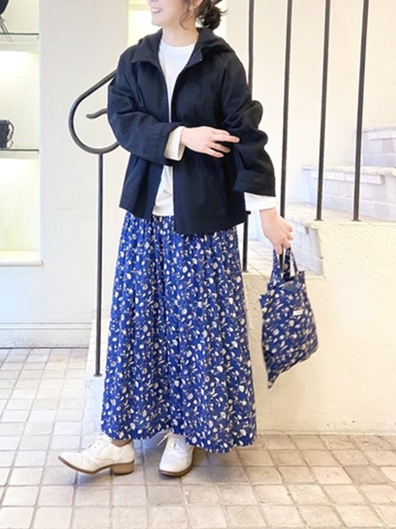 短すぎない着丈と首元のっフードにつながる高いカラーが特徴のデニムジャケットを、ガーリーな雰囲気のギャザースカートと合わせたコーディネートです。ティアードでたっぷりギャザーが入っていながらも、広がりすぎないスカートが、とっても軽やかにコーディネートを仕上げます。
モデル身長：154cm