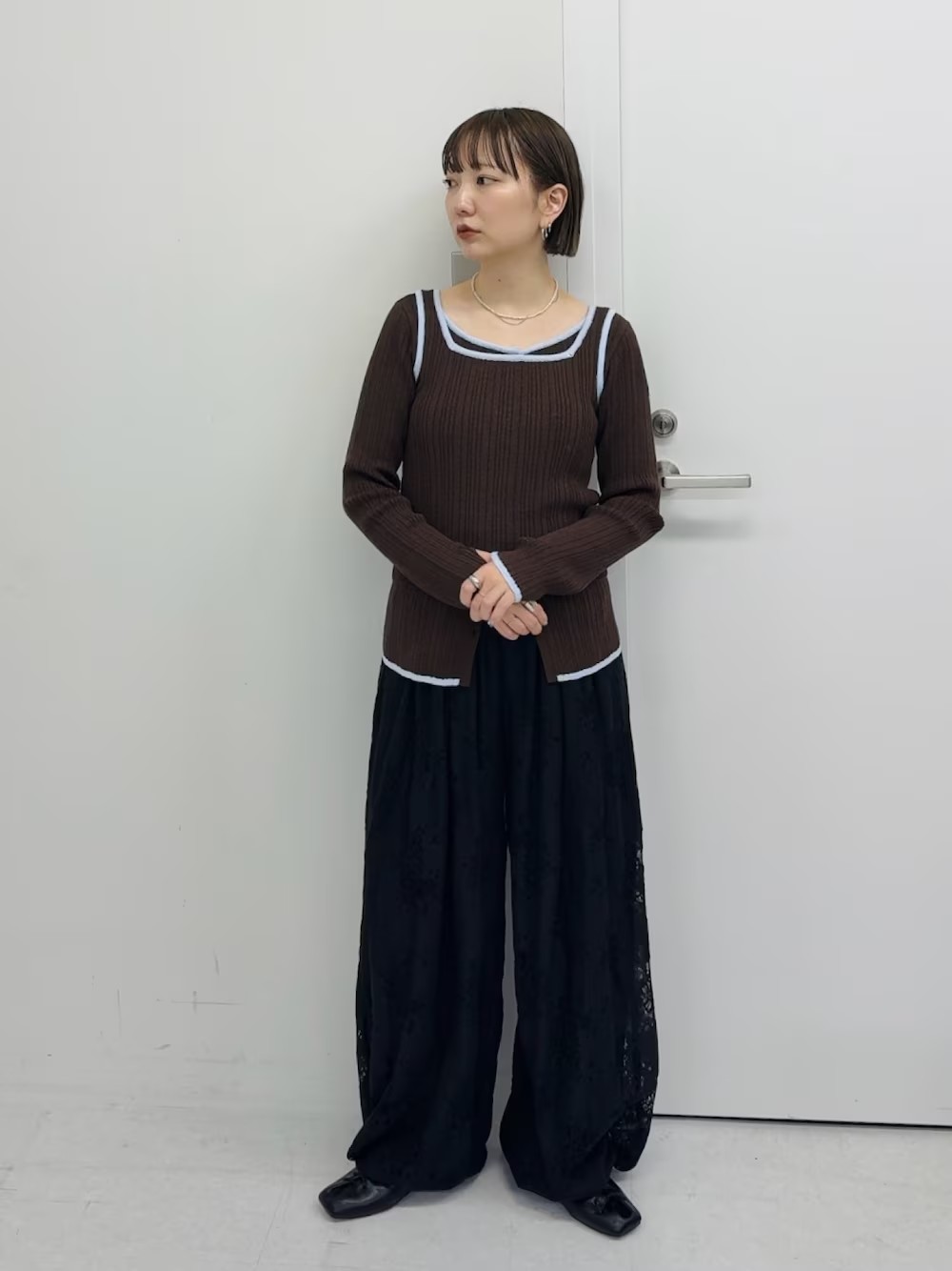 配色のかわいいニットは
タンクトップとカーディガンのセットアイテム◎別々にしても使いやすいデザインです。

リブ素材でスッキリ見せてくれるので
ボトムにボリューム感をプラス！
バランス良く着てみました。