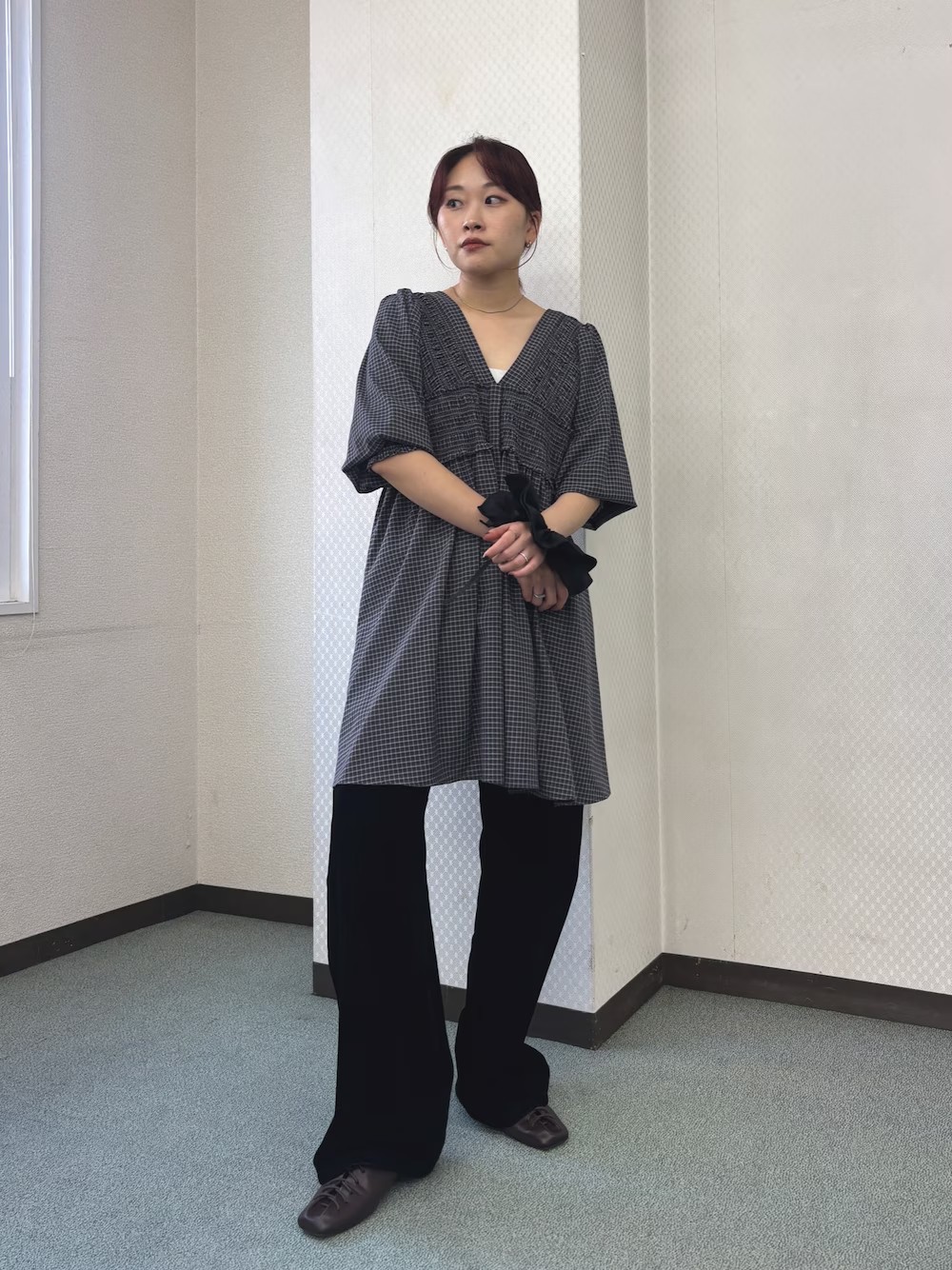 毎年人気のミニワンピ
ボリュームスリーブで二の腕周りのカバーができて
胸あたりのギャザーデザインが、脚の位置が高く見えて
細見えさせてくれる超優秀体型カバーワンピ！

ブラックのデニムと合わせて
可愛らしくなりすぎないように大人っぽく〇