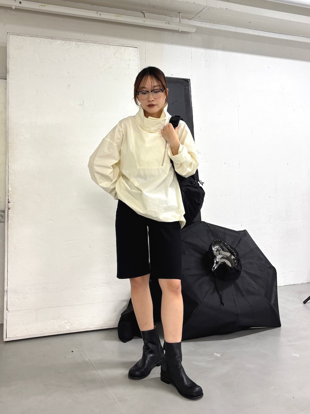 ZIPデザインが可愛いアノラック
ハーフパンツと合わせて
モノトーン✖️カジュアルに！