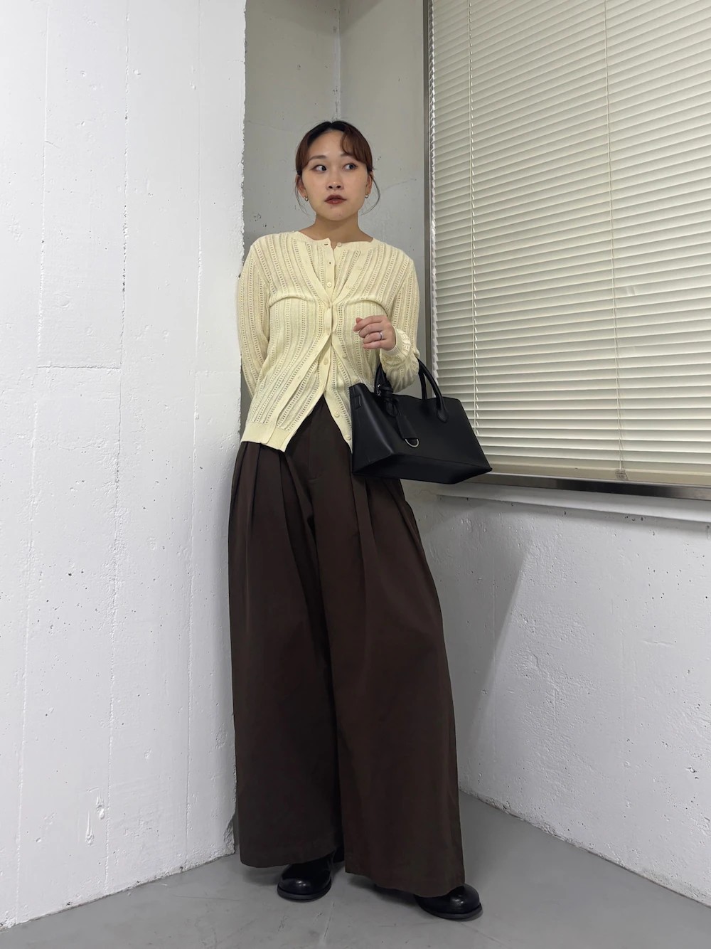 フロントボタンが2列になっているのが
特徴的なニットカーディガン！

前できゅっと締めるとウエストが
細く見えるのが嬉しいポイント◎

ブラウン系で合わせてみました。