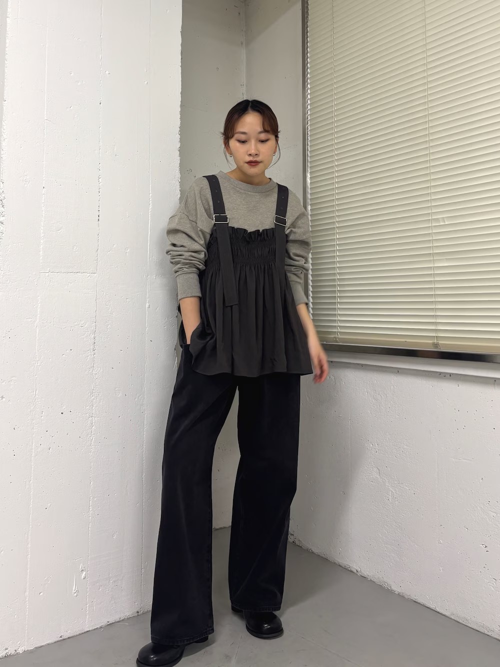 毎年人気のフリルビスチェ
私は可愛らしくなりすぎないように
スウェットとデニム合わせでカジュアルに！

モノトーンで合わせて大人っぽさもプラスしました☺︎