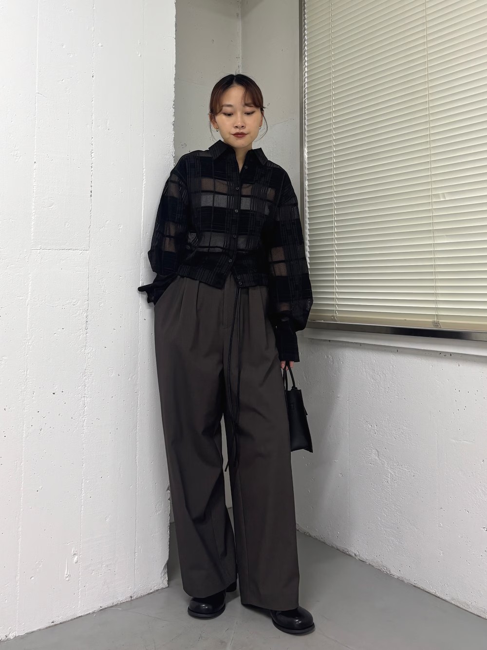 KBFらしいシアーチェックのデザインがかわいいシャツ
ウエスト部分がゴムになっているので
着るだけでブルゾンのようなシルエットになるのが〇

モノトーンで合わせて大人っぽく＾＾