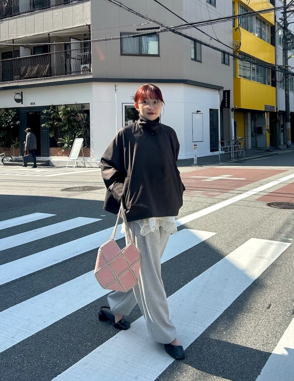 形がとっても綺麗なステンカラーコート
360℃かわいいシルエットで
ワイドな身幅なので
寒い時期に着込むこともできます◯

スウェットとレース合わせで
大人かわいいスタイルに。