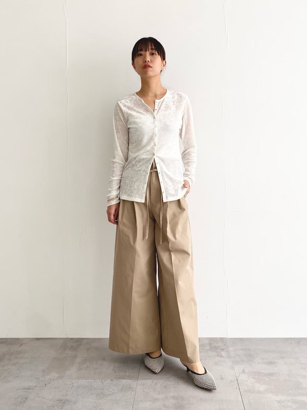 丈長めのベロアトップス
程よい透け感がヘルシーさアップします。
お尻が少し隠れるくらいの安心感のある長さですが
ウエストはスッキリ見せたいので
ボタンは下から4つくらいまで開けて着るのがおすすめです！

薄着の季節もいやらしくなくさらりと着れます✴︎