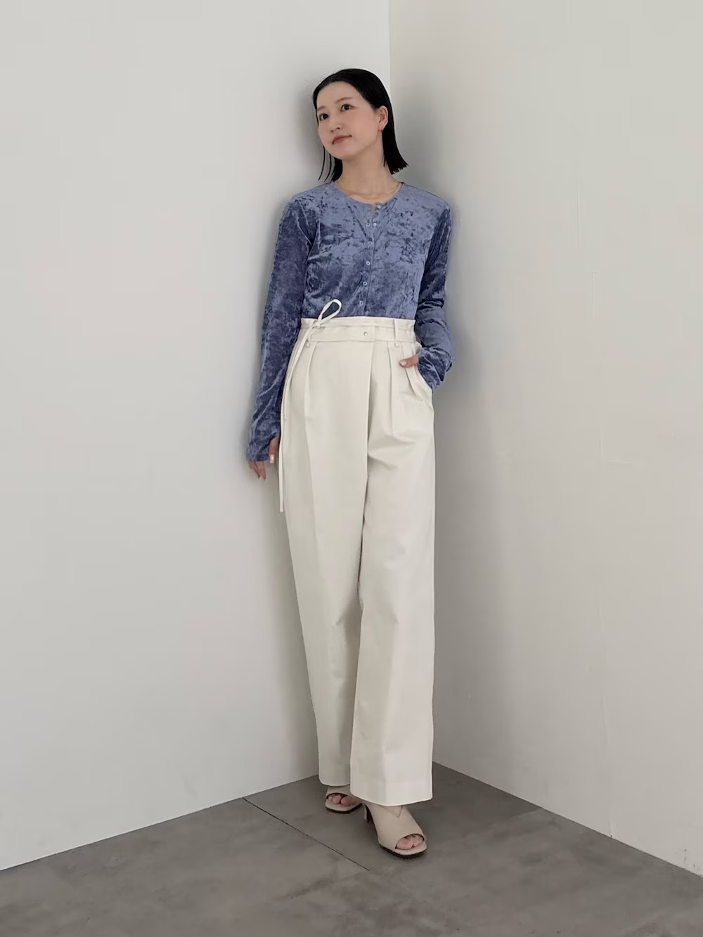 程よいシアー感と光沢が可愛いベロアトップス。
一枚着としてはもちろん、ジャケットなどのインナーとしても活躍。

フロントのラップデザインが特徴的なパンツは、 気になる腰まわりをカバーしてくれるシルエットが魅力的。
シンプルなトップスと合わせるだけで、コーディネートが完成します。