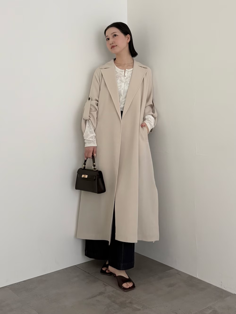 撥水機能付きなのが嬉しいガウンコート!
大きめの襟で、顔周りを華やかに見せてくれますよ◎

脚長効果抜群のデニムパンツは、ストレッチが効いているので楽に着用いただけますよ。
シアーベロアのトップスは、インナーとしてはもちろん、一枚着としてもオススメの一着です。