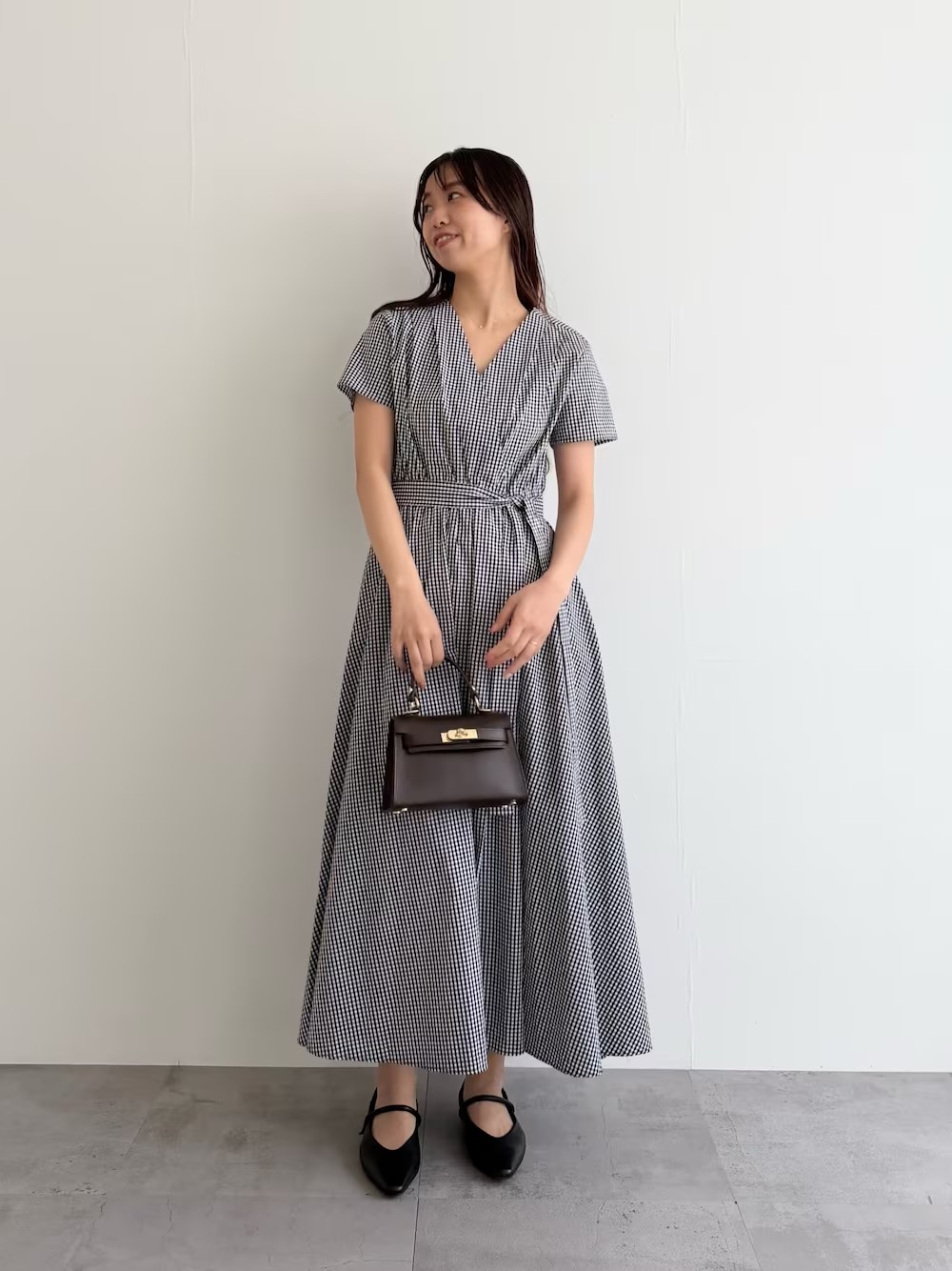 軽やかに着れる大人のチェックワンピ✴︎
カシュクールデザインのおかげで可愛すぎず
品よく使えるのが◎
ウエストマークして、華奢なネックレスをすれば
ちょっといいランチや家族での旅行など
綺麗見えして欲しい時に助かります。