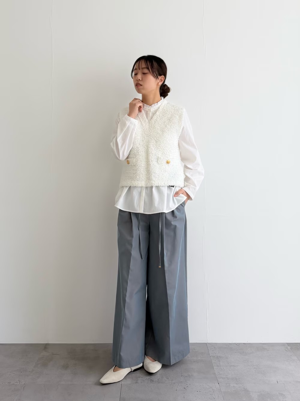 もふもふのニットツイードベスト
コットンブレンドの素材なので春夏シーズンに活躍するアイテムです。
少し短め丈なのでシャツやブラウスとの相性◎
ヒップが隠れるくらいの長めインナーと合わせた時のシルエットが
おしゃれ見えしていい感じです☺︎
フリルシャツは甘くなりすぎず〇