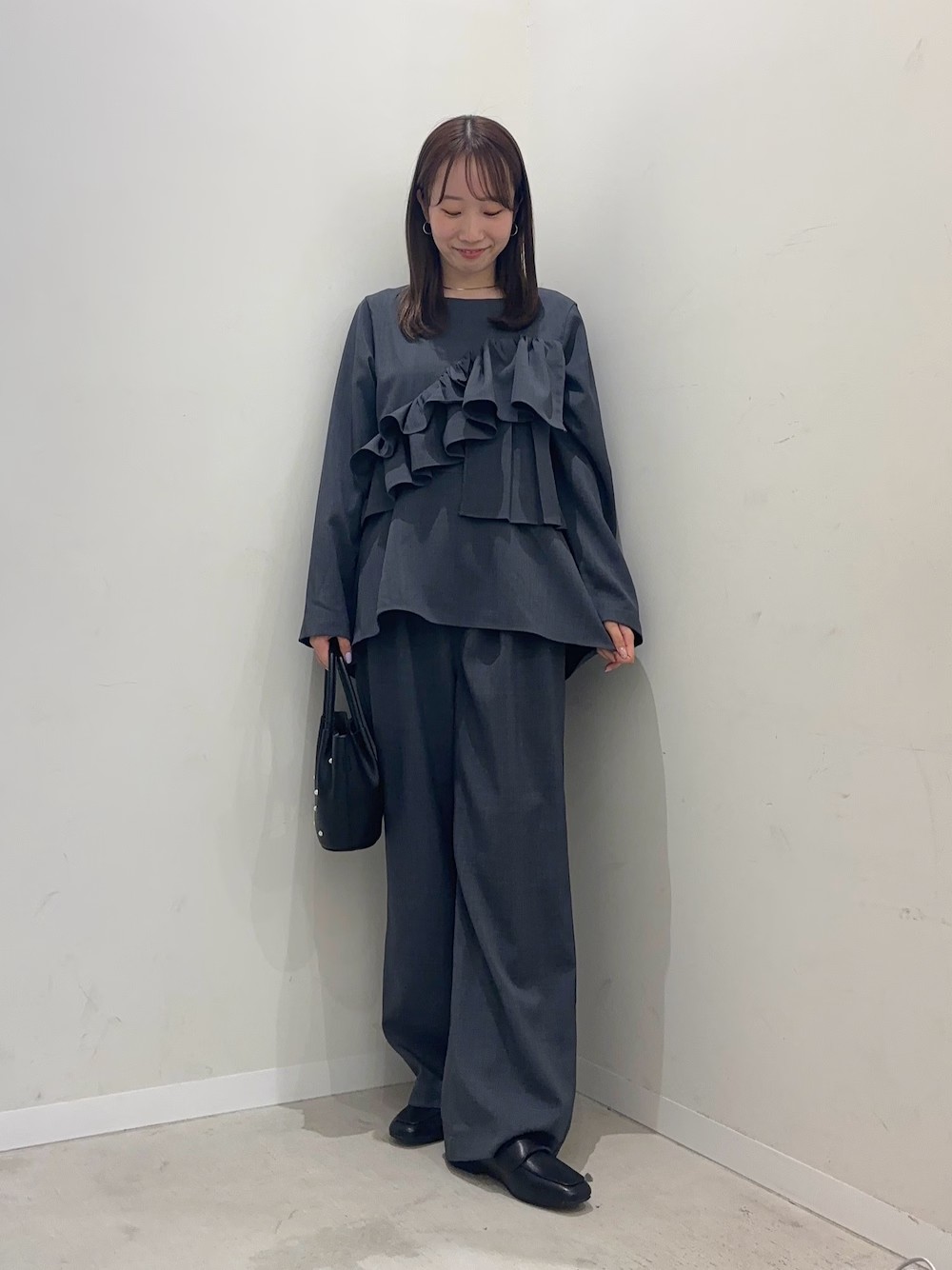 セレモニーやオケージョン用で
1つはもっておきたいセットアップ！！

ウエストもゴムで着心地抜群です〇
小物やアクセにパール物を持ってくると
より雰囲気がでて上品な演出に♩