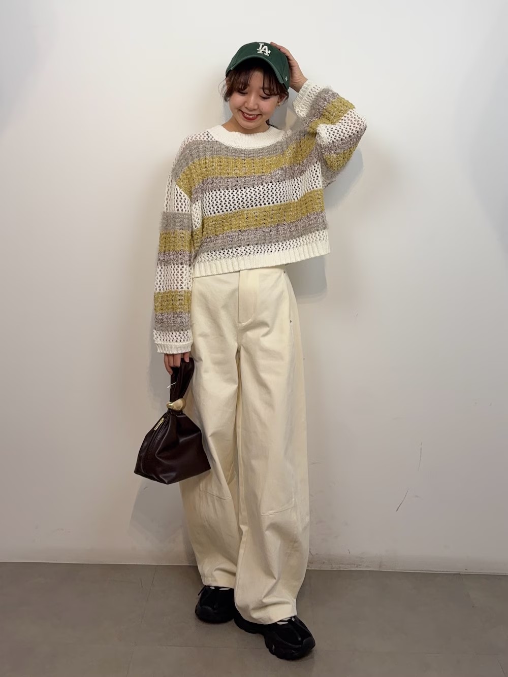 春のカジュアルコーデ〇
新作トップスはロングシーズン使えるメッシュニットです！
パンツは155cmでS着用です。
生地は薄めなので春夏に大活躍♩
何より大優勝シルエット〇