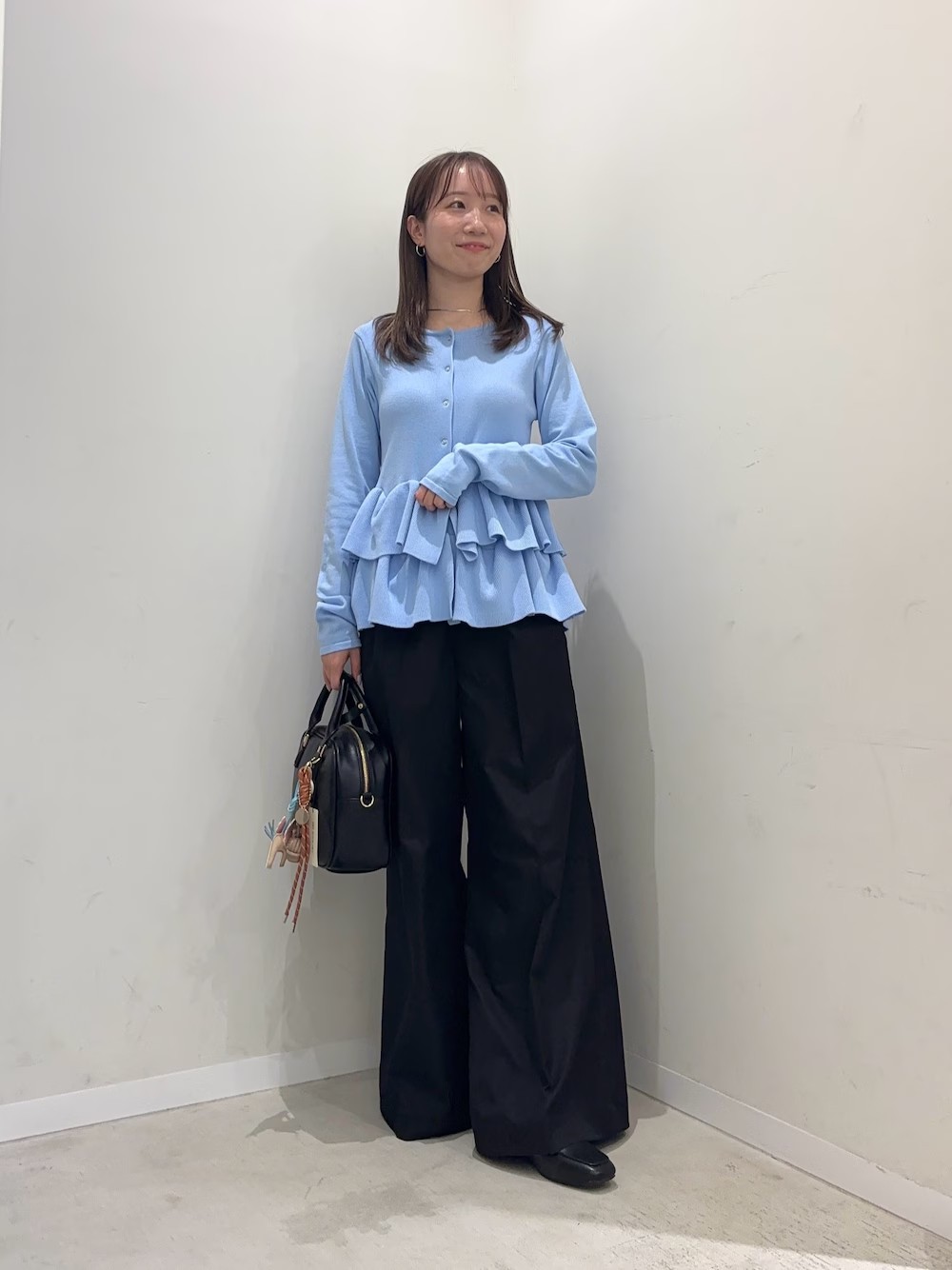 キレイめなコーデ！！
腰元のフリルが可愛い♩

是非チェックしてみてくださいね〇