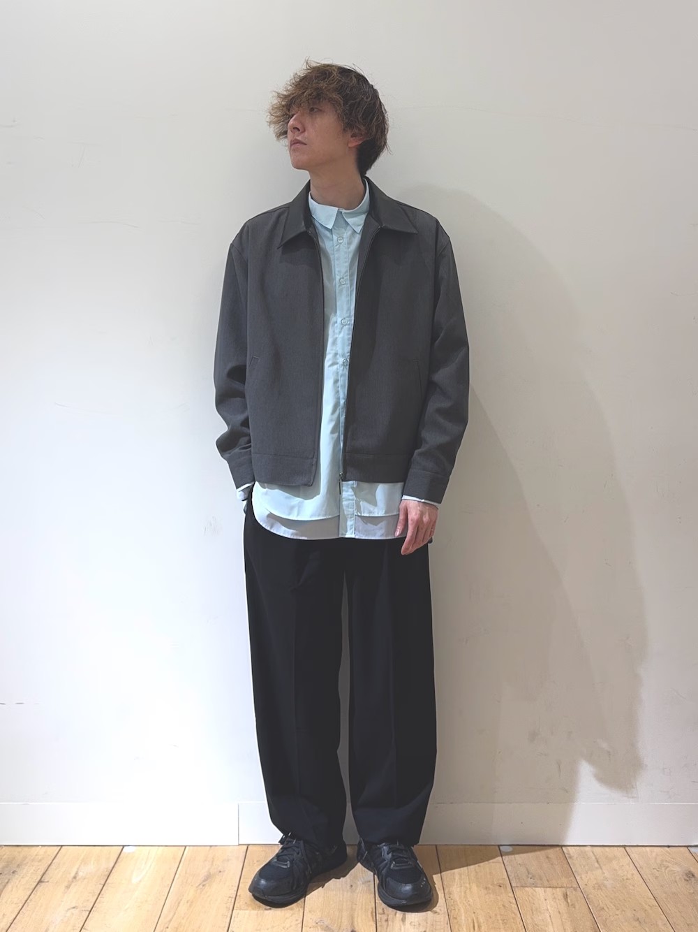 今回は気温の上がってきた今から着たい春商品のご紹介です！！
アウターはトレンドの襟レザーで、軽めの素材がシャツ感覚で大活躍です。
シャツは今期のおすすめで1枚でレイヤードしているようなデザイン性の高いアイテム。
合わせやすいカラバリで2色買いもオススメです！