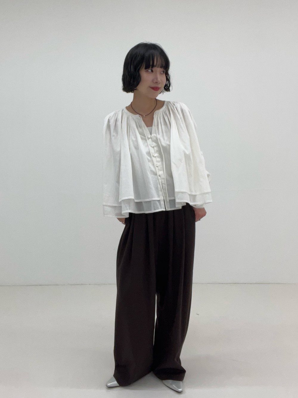 ボリュームたっぷりで360度どこから見ても可愛い一枚。
ふんわりとしたボリューム感と少し透け感のある素材が女性らしい雰囲気で着ていただけます◎
バランスのとりやすいコンパクトな丈感なのでハイウエストのボトムスとも相性バッチリです。