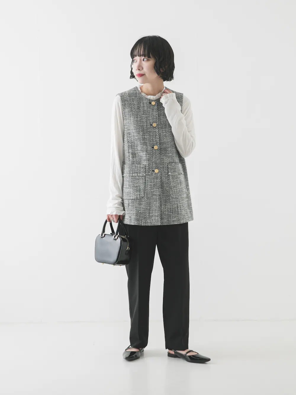 セレモニースタイル
中のブラウス、インナーを変えれば、卒業式・入学式どちらもにも使っていただけるツイードジレ。
ゴールドのボタンもアクセントになって、華やかさもばっちりです◎